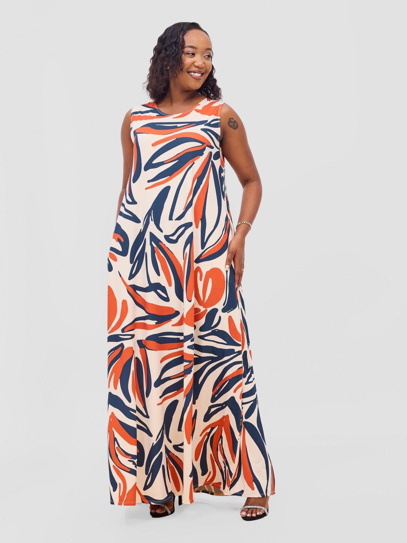 Vivo Lumi Back Pleat Maxi Dress - Rust / Navy Ulira Print - Shopzetu