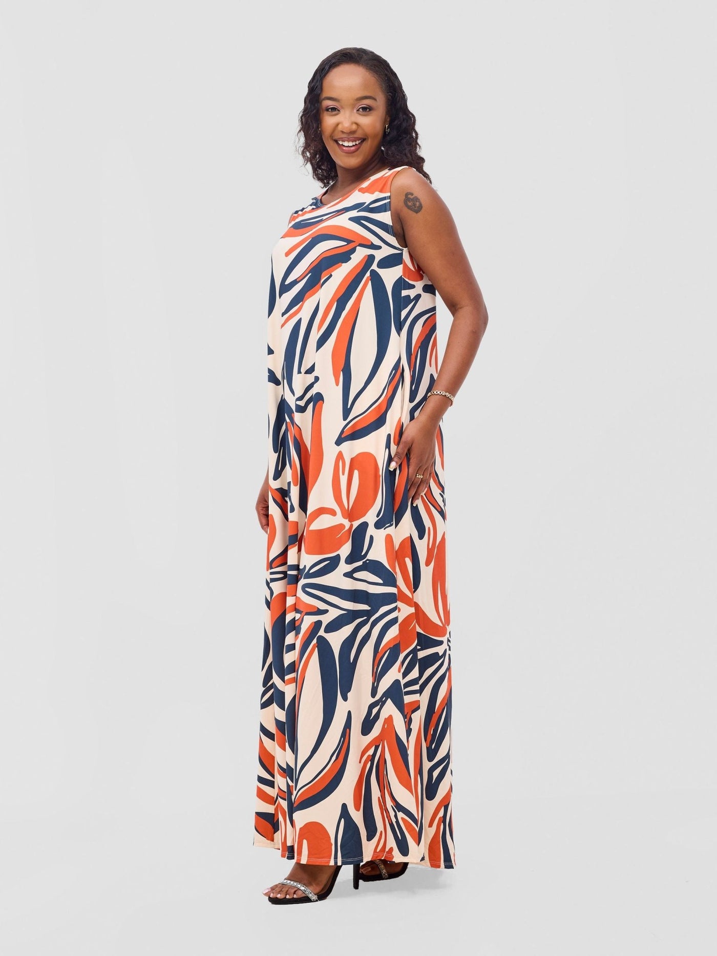 Vivo Lumi Back Pleat Maxi Dress - Rust / Navy Ulira Print - Shopzetu