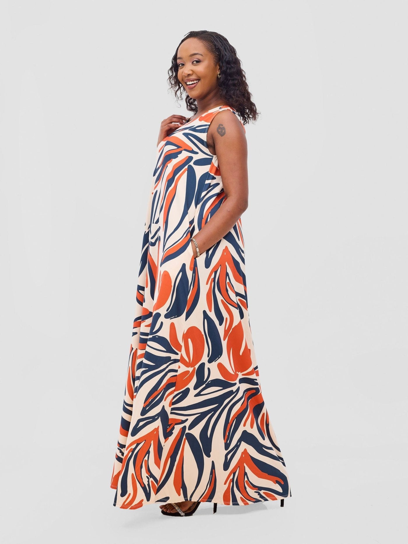 Vivo Lumi Back Pleat Maxi Dress - Rust / Navy Ulira Print - Shopzetu