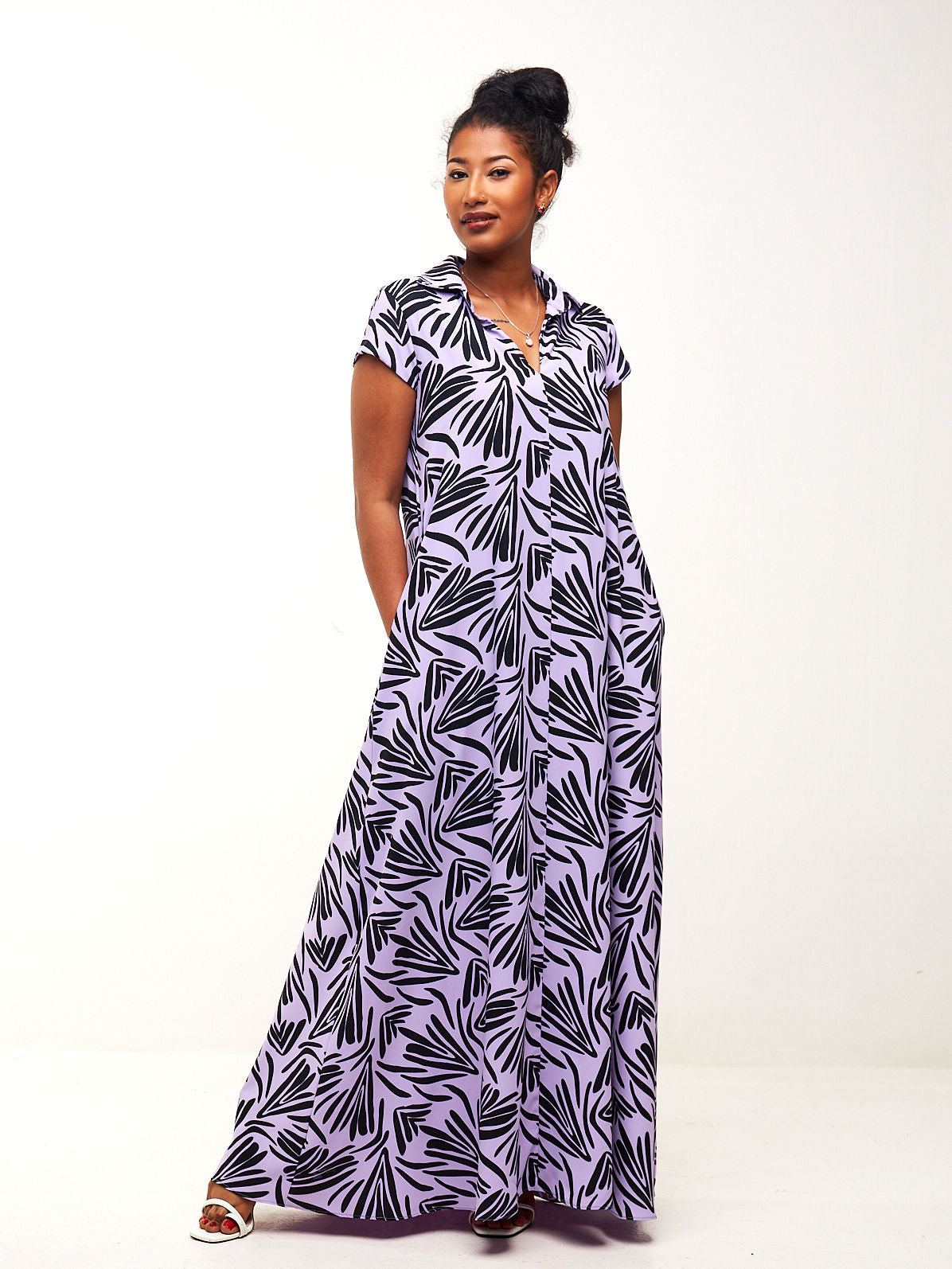 Vivo Zuri Cap Sleeved Maxi Dress - Light Purple / Black Abstract Print