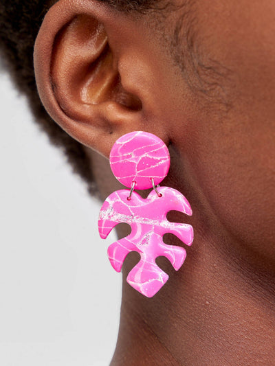 Shaping Ivy Quartz Monstera Leaf Earrings - Pink - Shopzetu