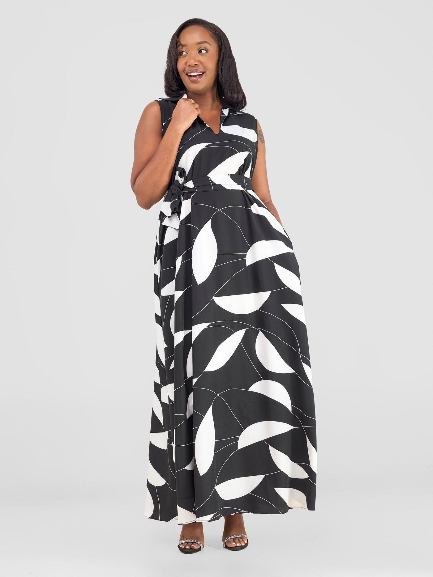 Vivo Zuri Sleeveless Tent Maxi Dress - Black / White Leaves Print