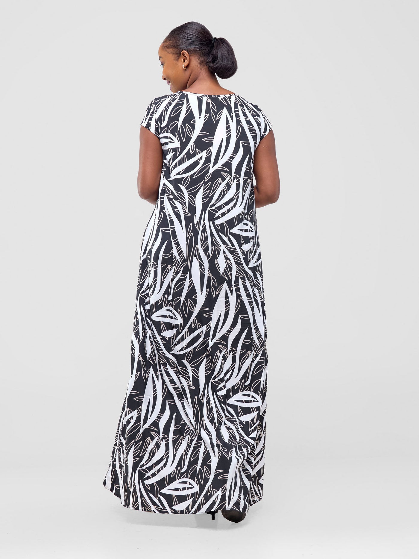 Vivo Sakari Cap Sleeve Maxi Dress - Black / Grey Print - Shopzetu