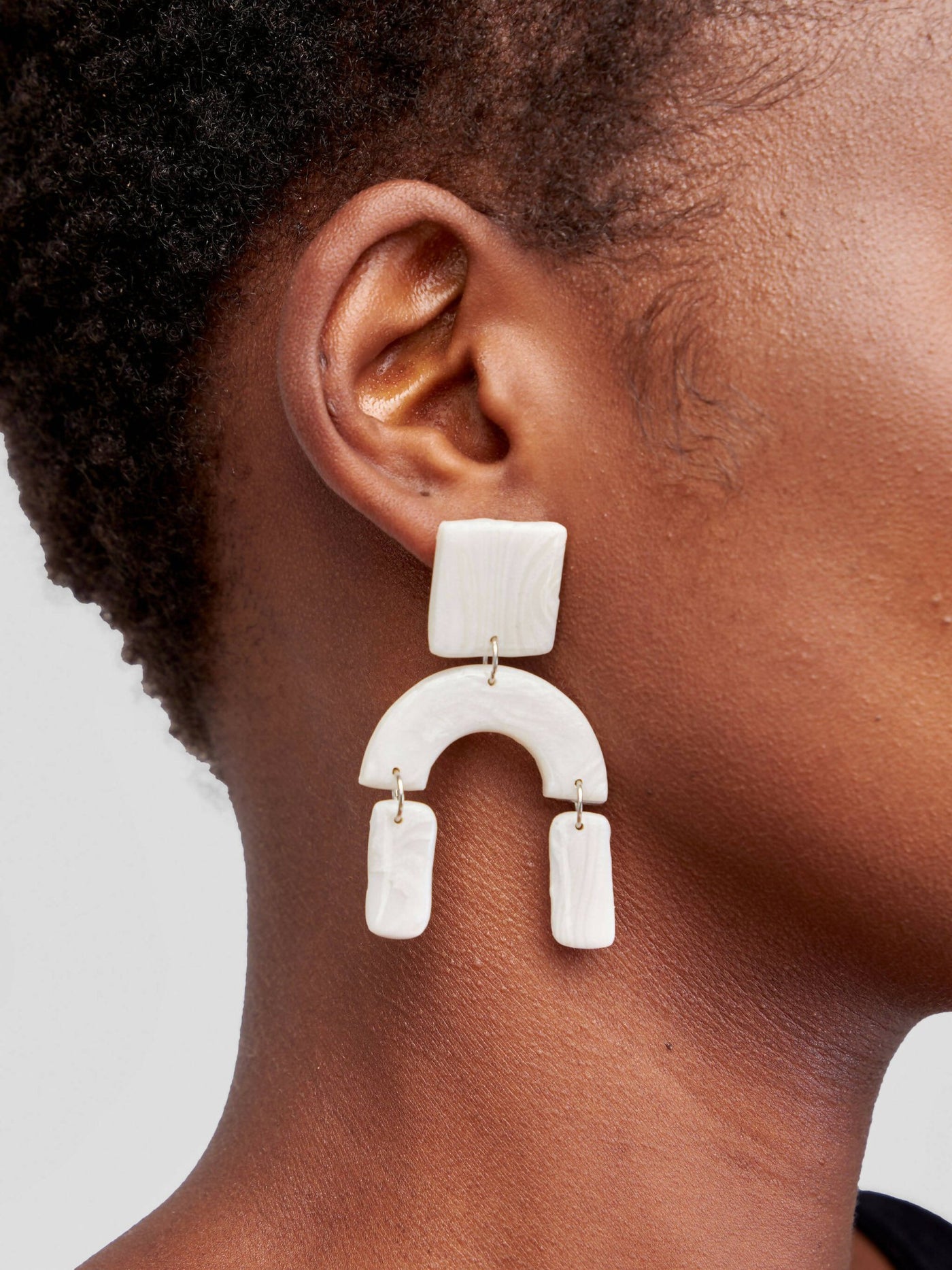 Shaping Ivy Pearl Square Arch Dangle Earrings - White - Shopzetu