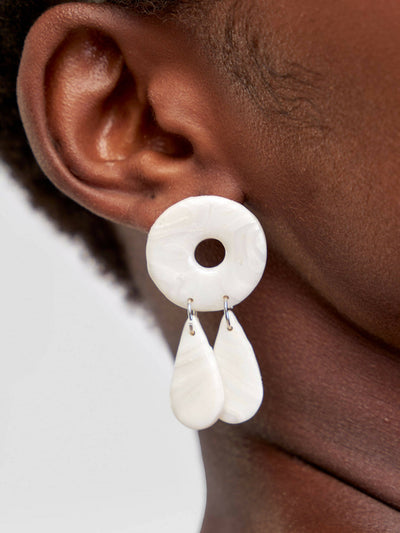 Shaping Ivy Pearl Tear Drop Earrings - White - Shopzetu