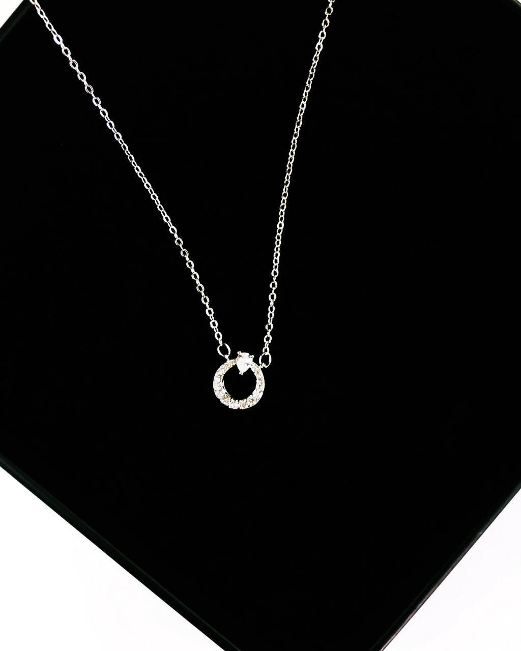 Slaks World Fashion Circular Diamond Style Necklace1 - Silver - Shopzetu