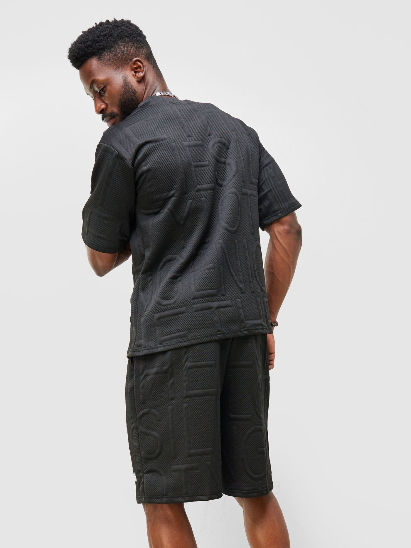 Zetu Men's Letter Textured Print T-Shirt - Black - Shopzetu
