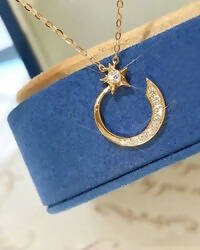 Slaks World Fashion Cresent Style Pendant Necklace - Gold - Shopzetu