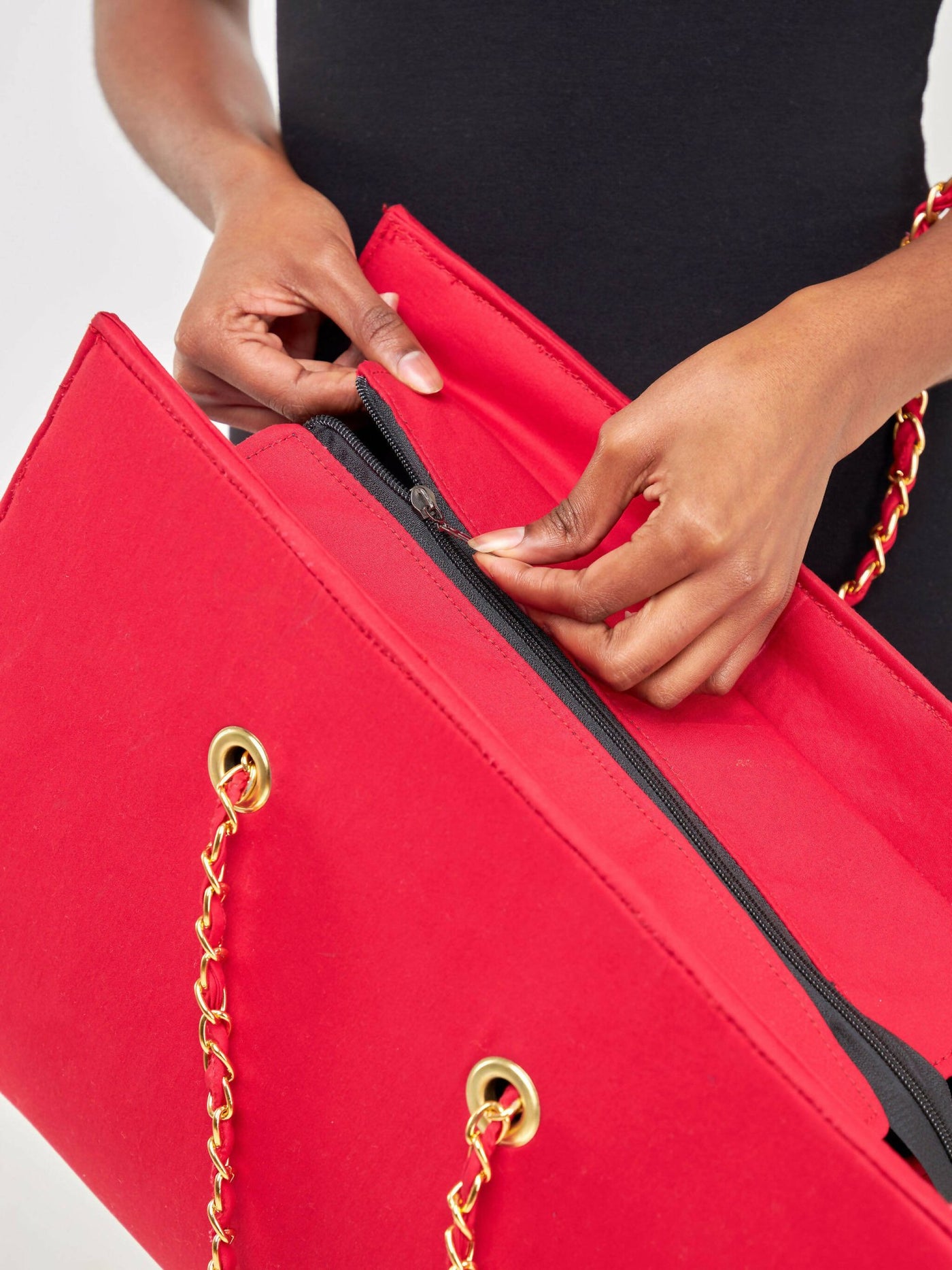 Kay Designs Chained Handbag - Red - Shopzetu